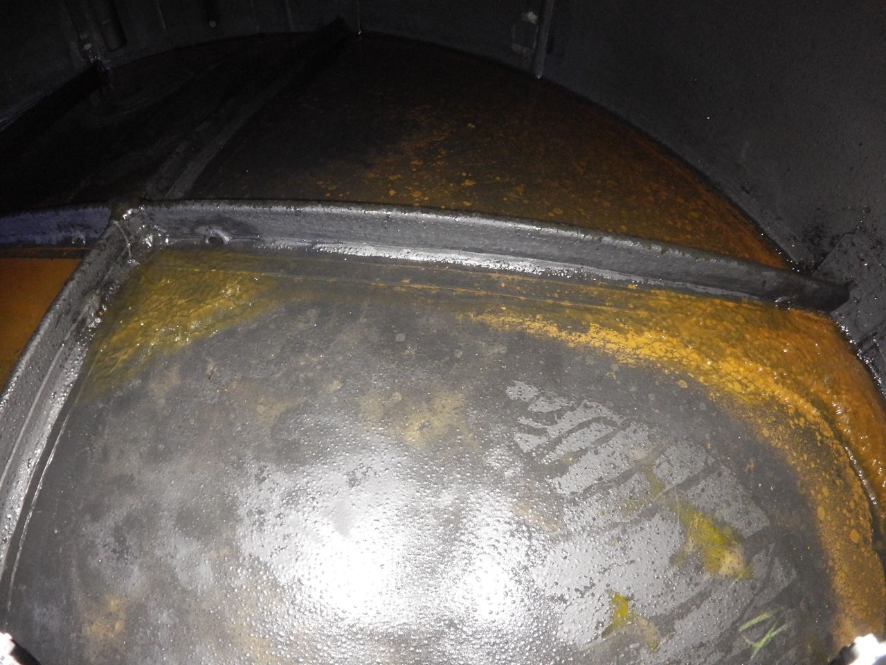 Crack in the bottom plate of the storage tank